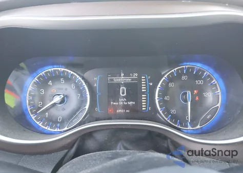 2019 Chrysler Pacifica Touring L z USA, uszkodzony, nr VIN 2C4RC1BG0KR575819